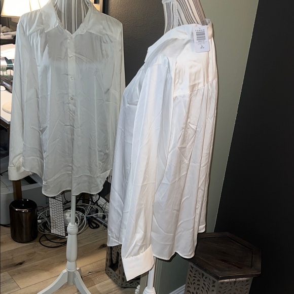 NWT. Torrid, size 2X, White Button Down Shirt - Picture 4 of 11
